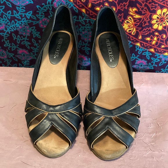 Size 8.5 (I believe) Aerosole Leather Open Toe Pumps w Wooden Heel - Picture 1 of 12